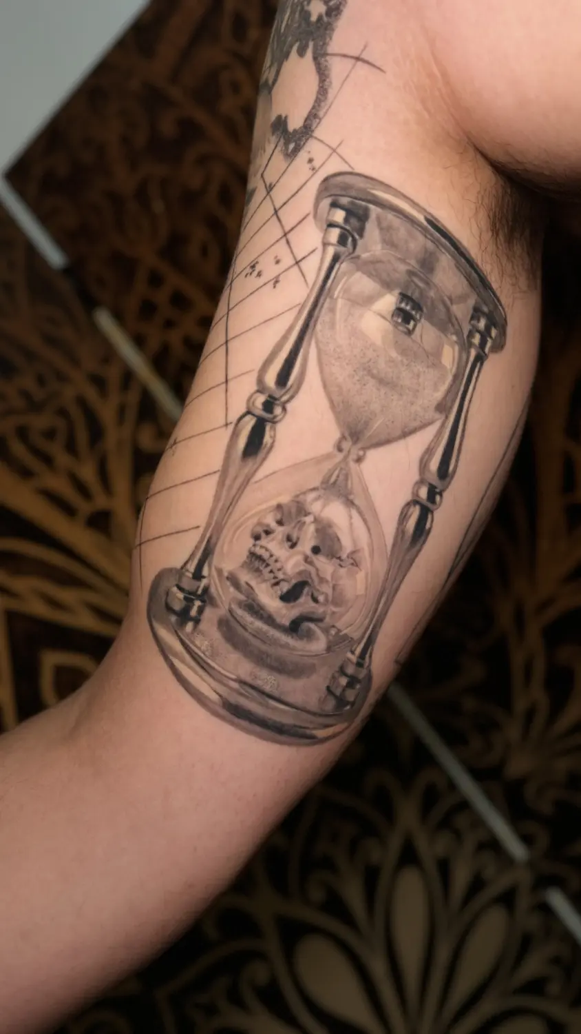 Skin & Art Tattoo – Sanduhr-Tattoo