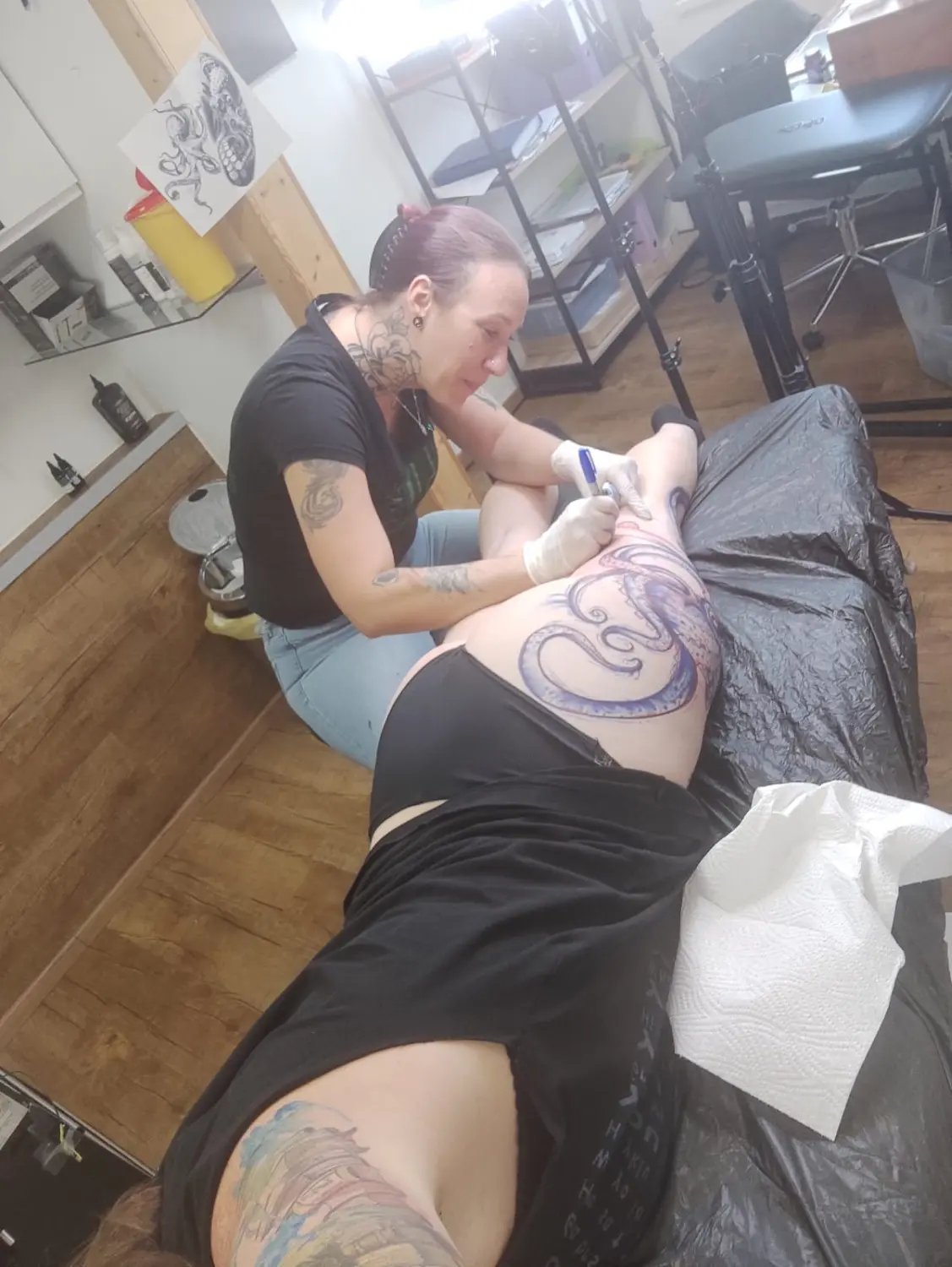 Skin & Art Tattoo – Tattoo an den Beinen in Arbeit